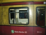 Unbekannte zerstören S-Bahnwagen