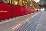 Leuchtender Bahnsteig am Bahnhof Südkreuz