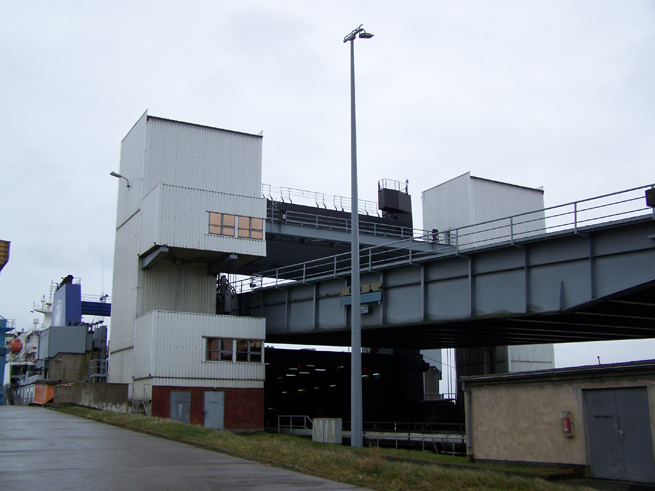 Eisenbahnbrücken zur Beladung der Eisenbahnfähren