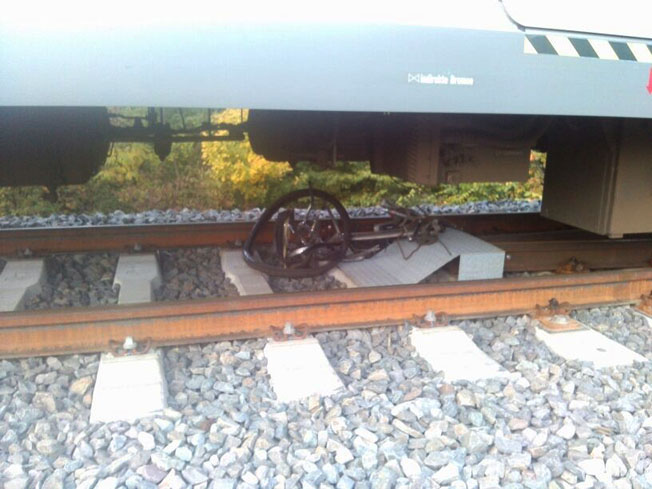 Fahrrad auf die Schienen gelegt - S-Bahn beschädigt