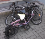 Jungen legten Fahrräder und Pkw-Rad auf Bahngleise