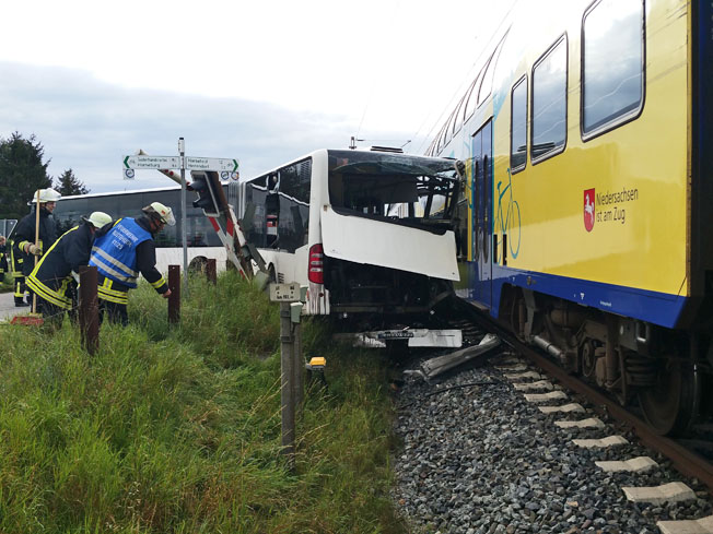 Zusammenstoß zwischen Metronom und Schulbus in Buxtehude-Hedendorf