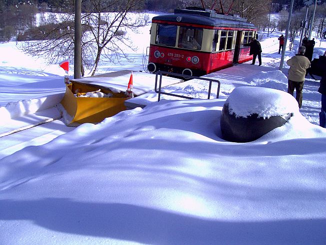 Triebwagen BR 479 mit Schneepflug in Cursdorf