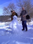 Zwei Fotografen und ein Schneemann