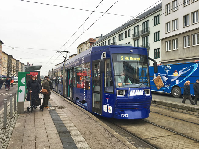 Sonderstraßenbahn unterwegs für ein weltoffenes Magdeburg