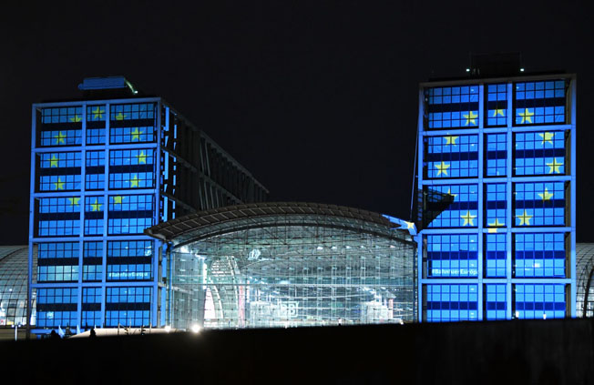 Berliner Hauptbahnhof leuchtet in den Farben Europas