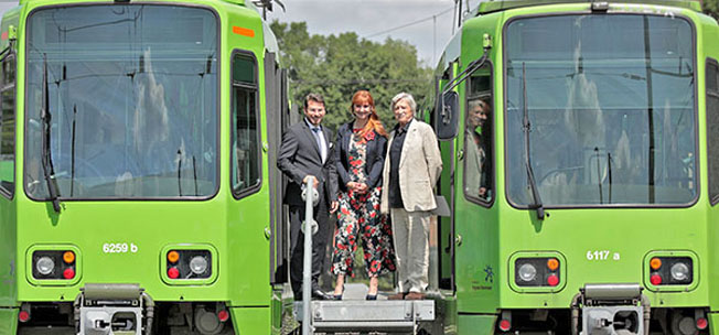 Hannovers erste Stadtbahnen leuchten in frischem Grün