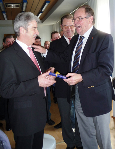 Verkehrsminister Dr. Karl-Heinz Daehre gratuliert Klaus Regener zum 60. Geburtstag