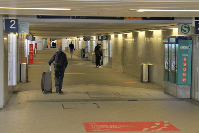 Im Fahrgasttunnel des Hauptbahnhofs soll sich künftig das bunte Leben in Hanau widerspiegeln