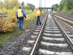 Betonplatten auf Bahnstrecke gelegt