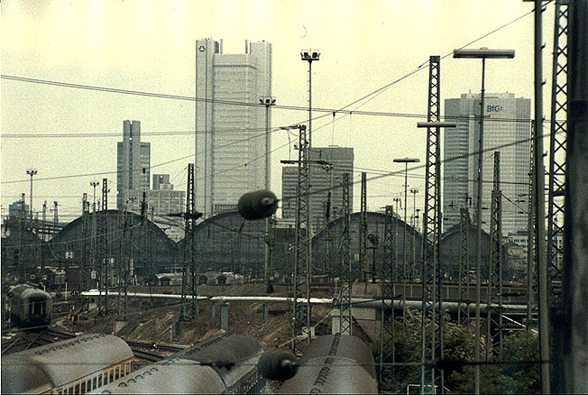 Blick auf den Frankfurter Hbf mit der skyline Frankfurt (1991)