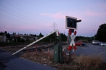 LKW bricht Bahnschranke ab