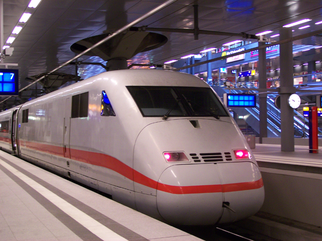 ICE 2 "Fontanestadt Neuruppin" steht als Sonderzug nach Hannover bereit