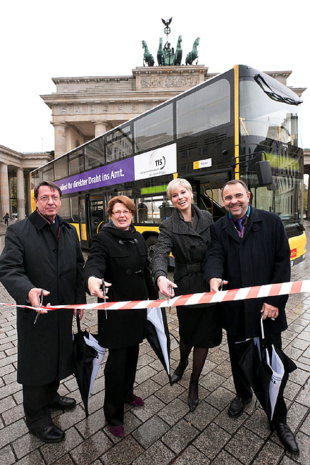 Berliner Bus wirbt für Behördenrufnummer 115