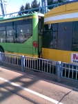 Straßenbahn fährt in Oberhausen auf Linienbus